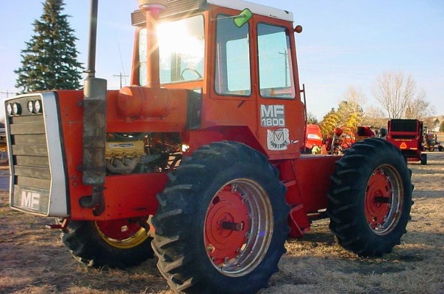 85 - Lucs sur Boulogne : exposition de tracteurs anciens 04kvsr