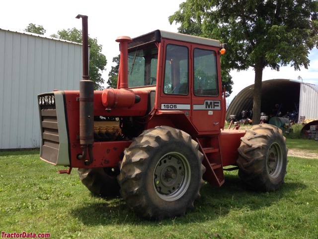 85 - Lucs sur Boulogne : exposition de tracteurs anciens 04uj24