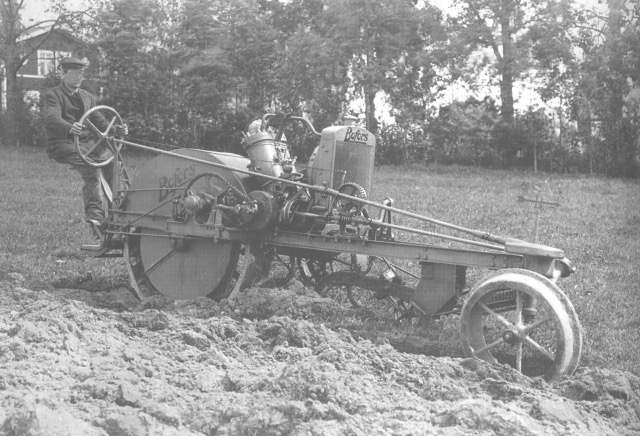 BOFORS : des tracteurs Suédois canons ! 243ebt